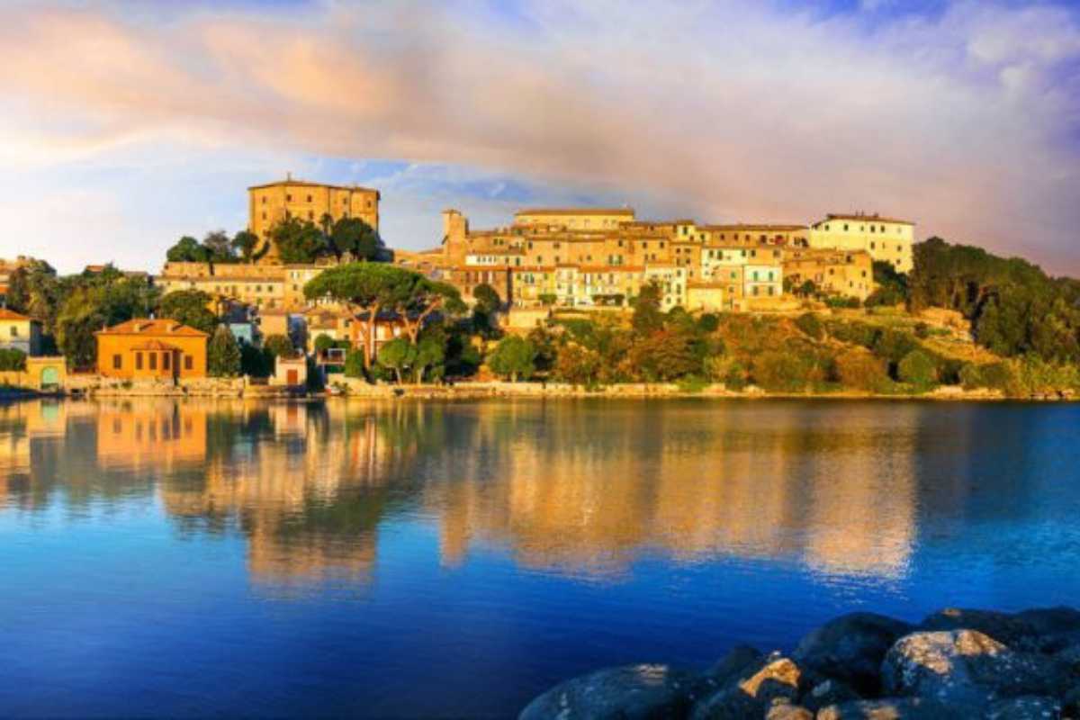 Vista panoramica del Lago di Bolsena con il paese di Bolsena in primo piano