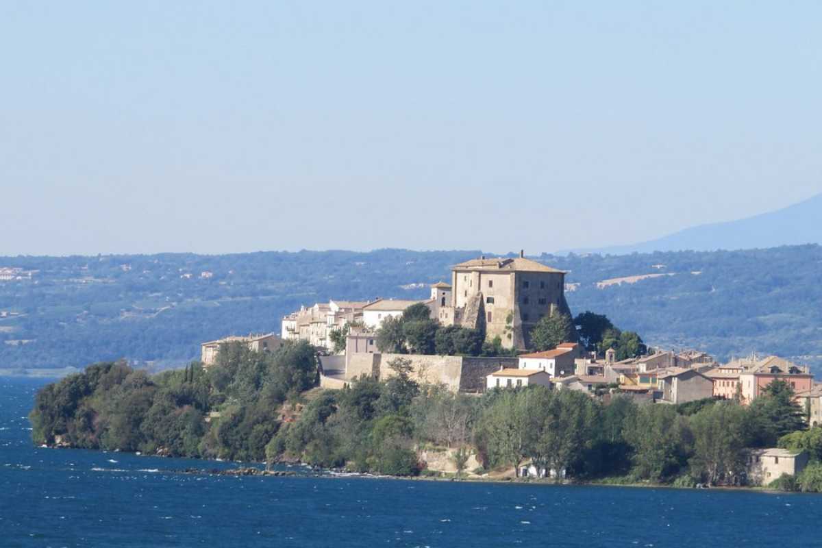 Spiaggia del Lago di Bolsena con persone che si godono il sole e le acque cristalline
