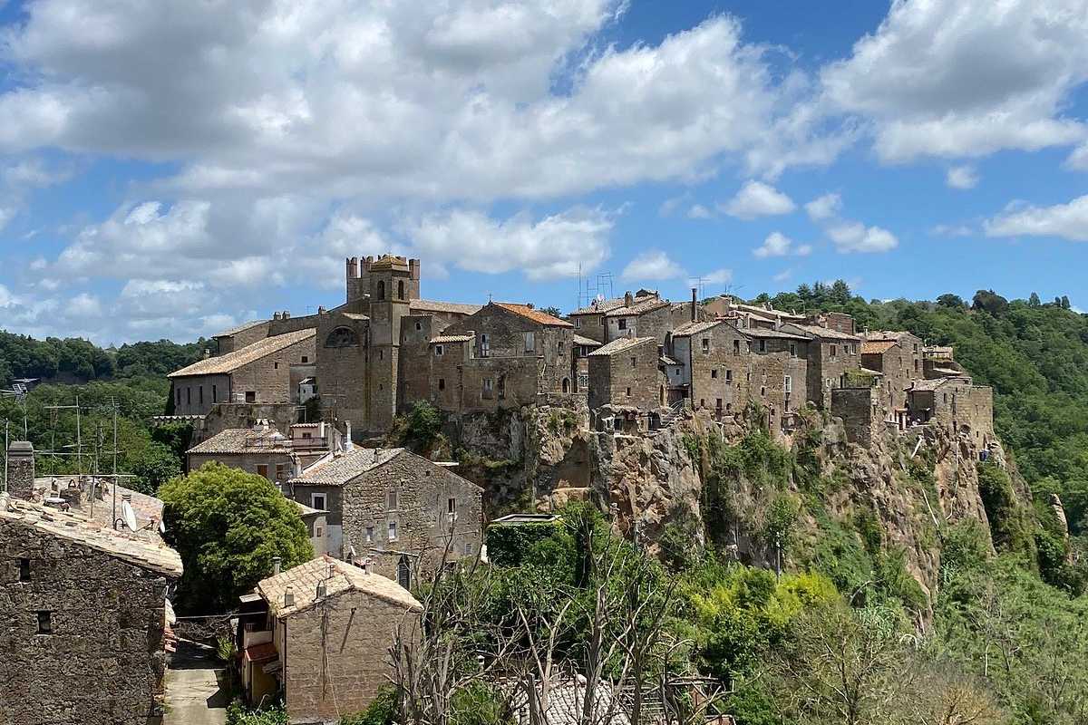 Interni artistici e creativi di Calcata, evidenzia le botteghe e le opere d'arte