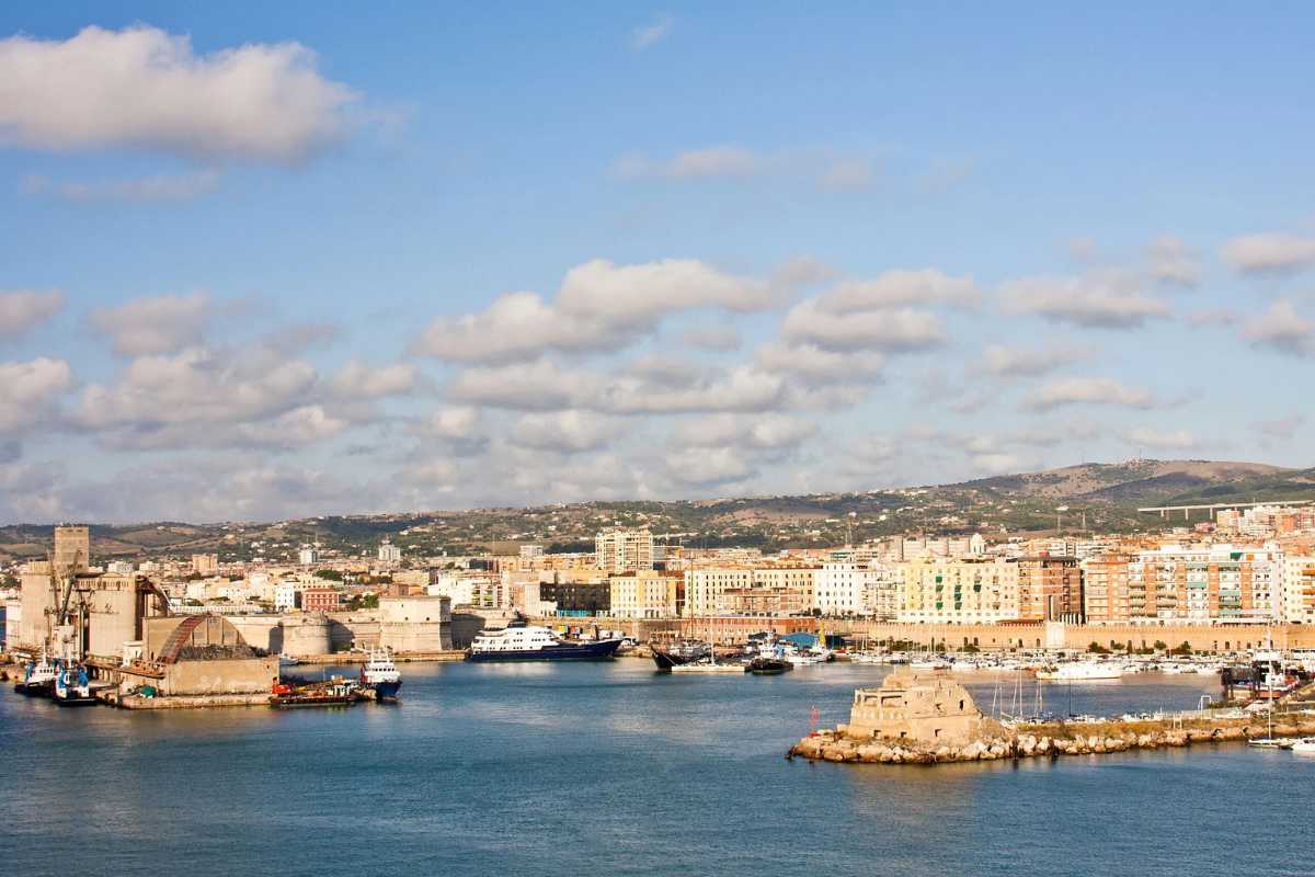 Vista panoramica del porto di Civitavecchia con navi da crociera e Forte Michelangelo sullo sfondo