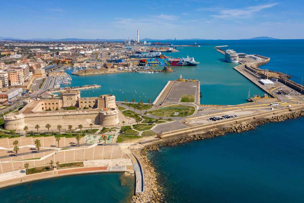 Scorcio del lungomare di Civitavecchia con persone che passeggiano e il mare in lontananza