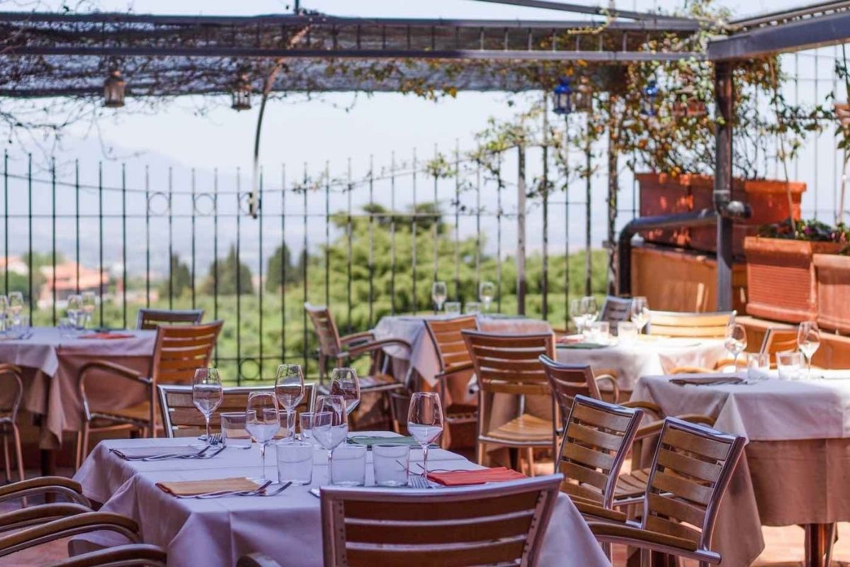 Atmosfera di una piazza di Frascati con caffè e ristoranti
