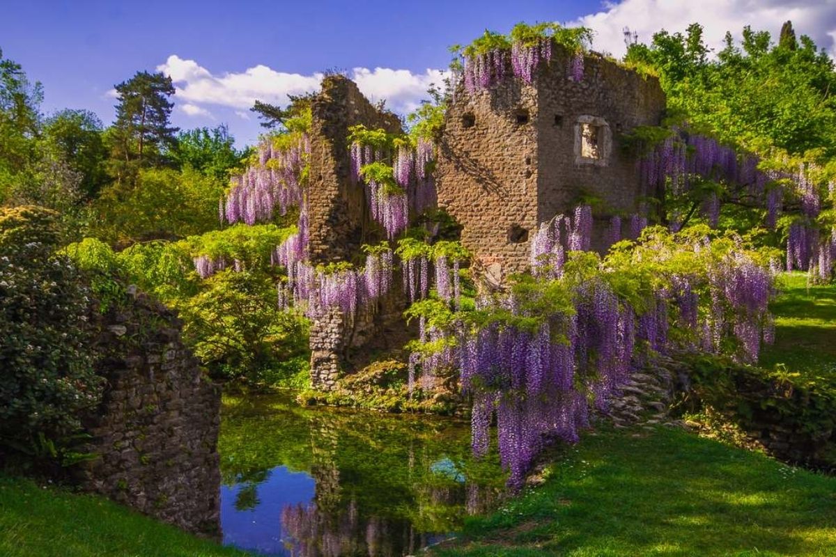 Giardino di Ninfa in fiore, un luogo romantico e suggestivo