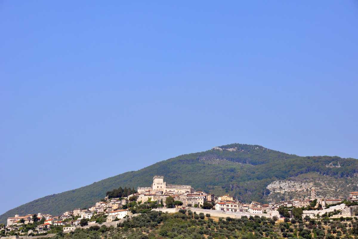 Vista panoramica di Sermoneta con il Castello Caetani sullo sfondo