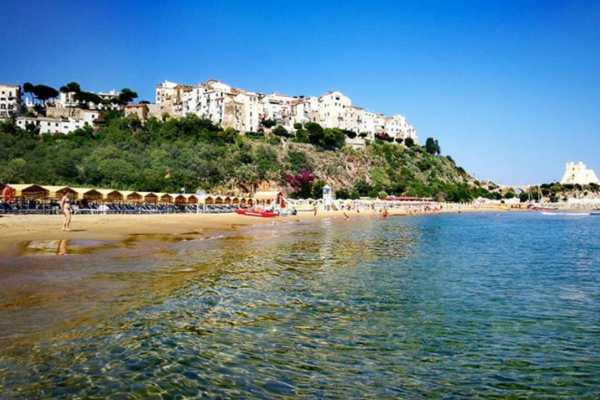 Spiaggia di Sperlonga con sabbia fine e mare cristallino