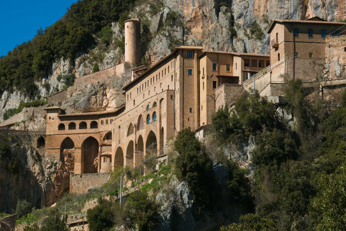 Vista panoramica di Subiaco con i monasteri e la natura circostante