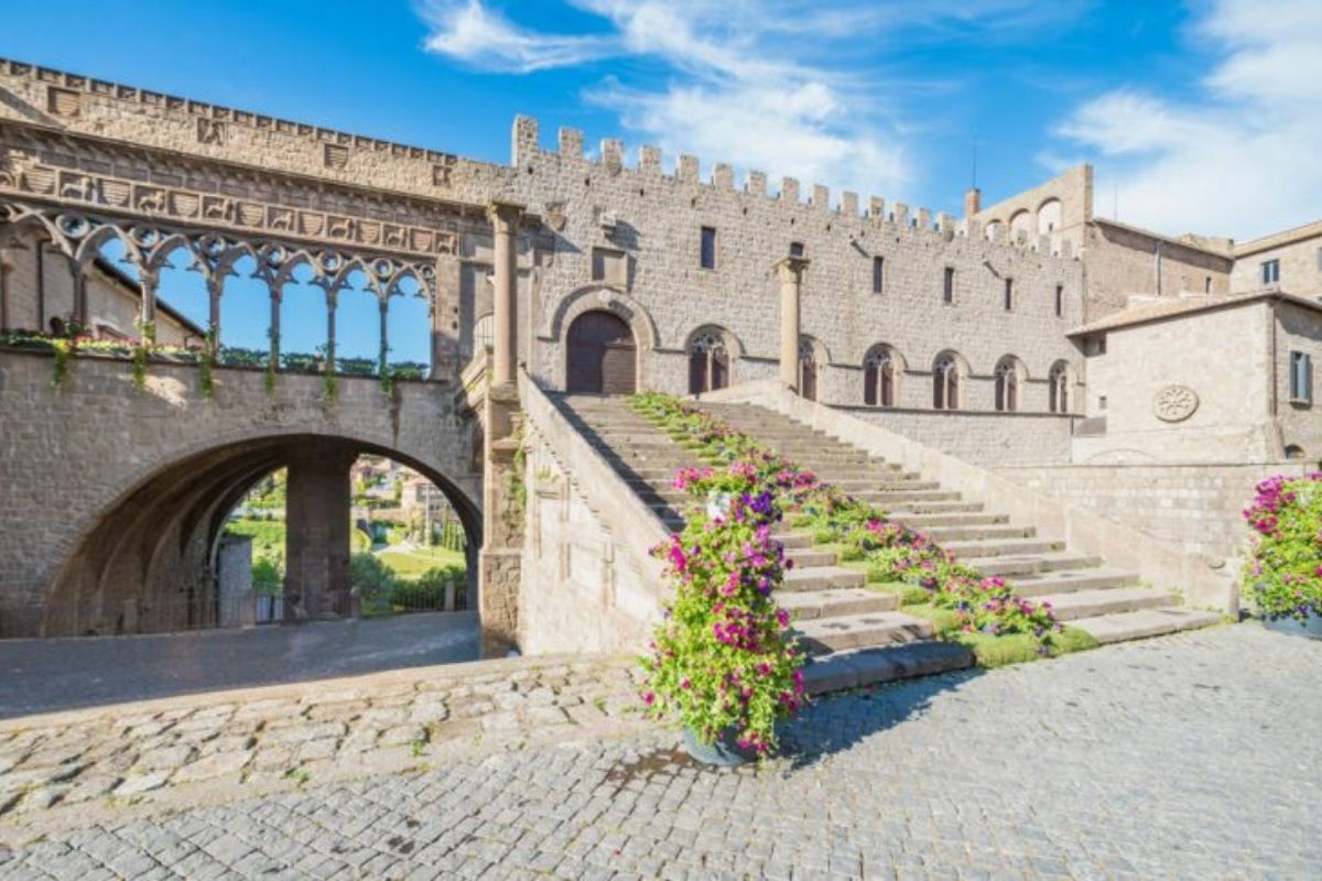 Vista panoramica del quartiere medievale di San Pellegrino a Viterbo, evidenziando le strade acciottolate e i palazzi storici.